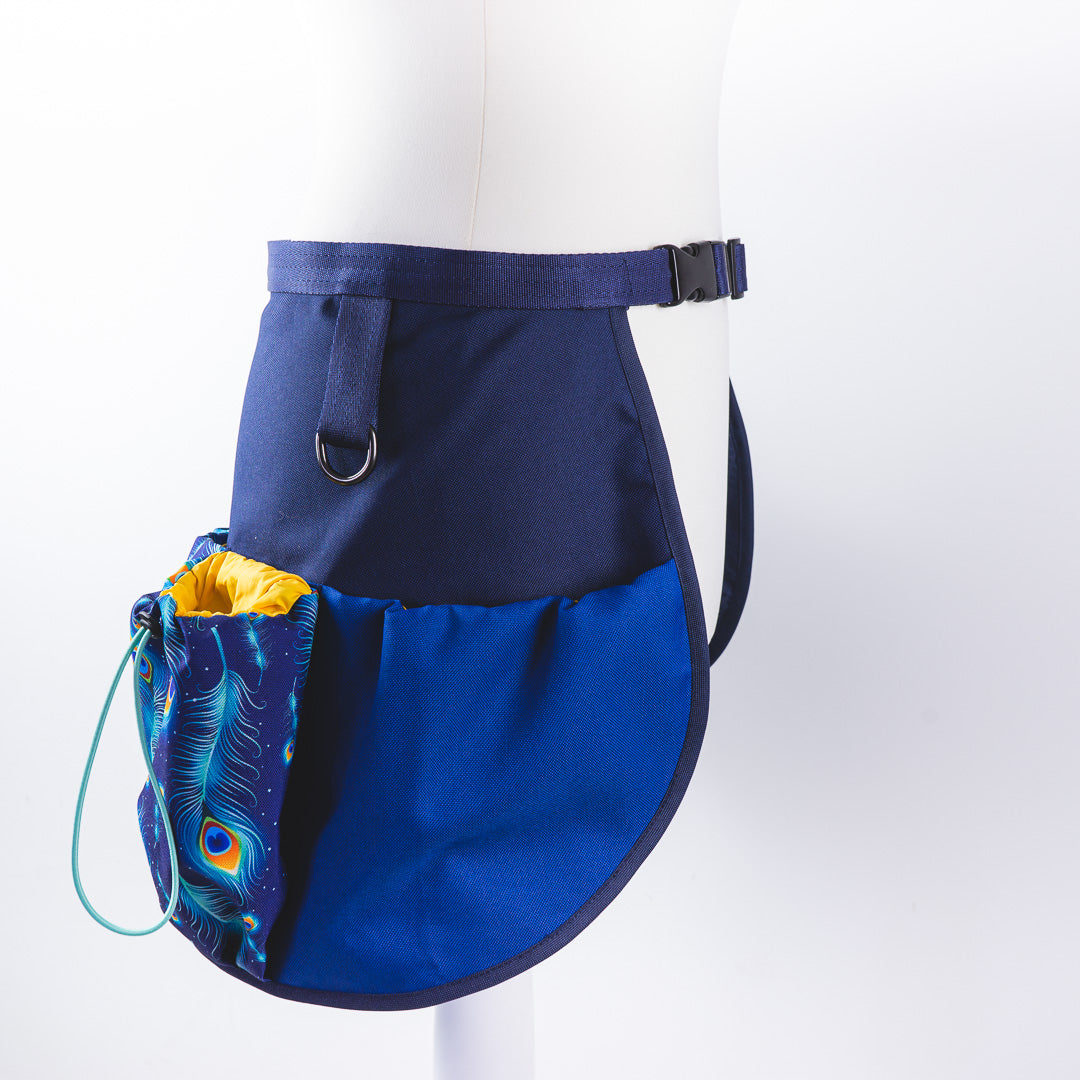 granatowe pawie pióra